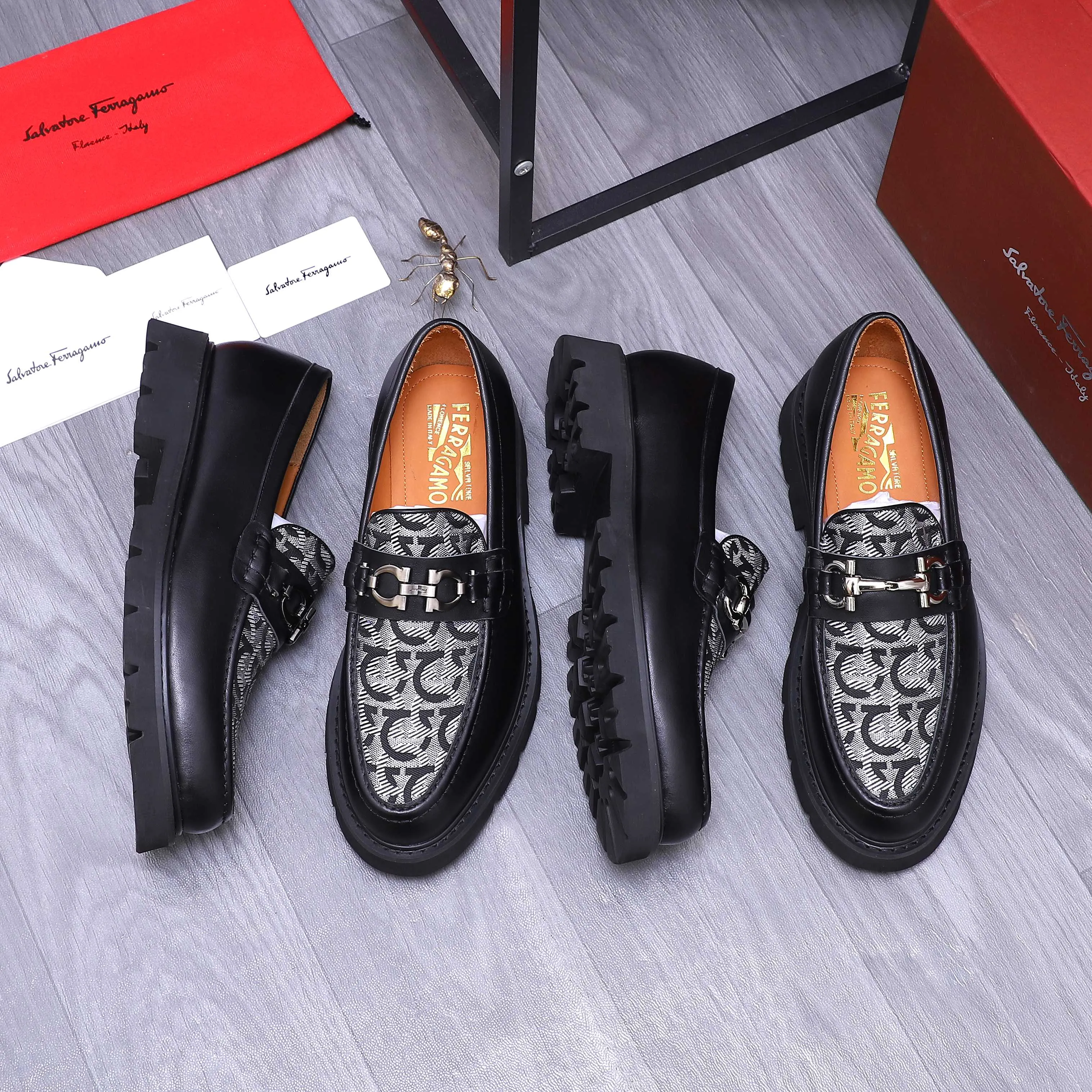 Men's shoes 💰680 Product trademark: Ferragamo " Ferragamo ] Business slip-on leather shoes Regular size: 39-44 (45 is custom-made and non-returnable) Product materials: Selected cowhide stitching woven upper, cowhide lining, original outsole